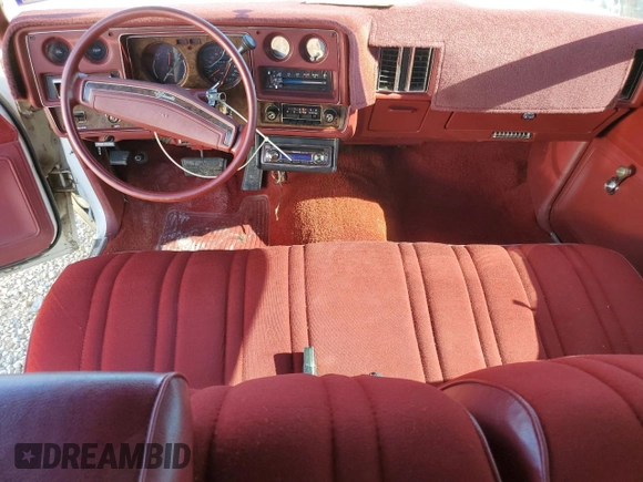 1974 Chevrolet Monte Carlo z VIN 1H57H4R75663, wystawiony jako Copart lot #81492924 z przebiegiem 90 431 mil mil oraz Tytuł czysty. Historia ofert i sprzedaży dostępna na DreamBid. Obrazek 10.