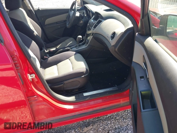 2014 Chevrolet Cruze LS z VIN 1G1PA5SHXE7265754, wystawiony jako IAAI lot #42343676 z przebiegiem 102 011 mil mil oraz . Historia ofert i sprzedaży dostępna na DreamBid. Obrazek 5.