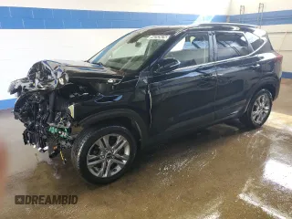 2021 Kia Seltos S z VIN KNDEU2AA9M7088461, wystawiony jako Copart lot #54252625 z przebiegiem 93 229 mil mil oraz Czysty tytuł • Clean title. Historia ofert i sprzedaży dostępna na DreamBid. Obrazek 1.