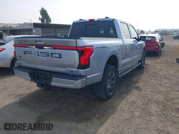 2022 Ford F-150 Lightning Pro z VIN 1FTVW1EL0NWG16234, wystawiony jako IAAI lot #41220079 z przebiegiem 40 541 mil mil oraz . Historia ofert i sprzedaży dostępna na DreamBid. Obrazek 4.