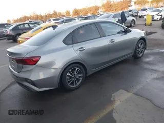 2023 Kia Forte LXS z VIN 3KPF24AD5PE606683, wystawiony jako IAAI lot #41216622 z przebiegiem 38 827 mil mil oraz . Historia ofert i sprzedaży dostępna na DreamBid. Obrazek 4.