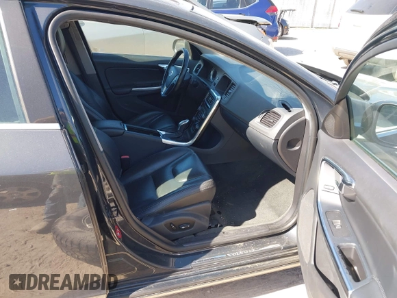 2013 Volvo S60 T5 Premier z VIN YV1612FSXD2176182, wystawiony jako IAAI lot #42238470 z przebiegiem 128 084 mil mil oraz . Historia ofert i sprzedaży dostępna na DreamBid. Obrazek 5.