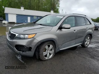 2013 Kia Sorento EX z VIN 5XYKUDA64DG408606, wystawiony jako Copart lot #55792475 z przebiegiem 120 706 mil mil oraz Szkoda całkowita • Salvage title. Historia ofert i sprzedaży dostępna na DreamBid. Obrazek 1.