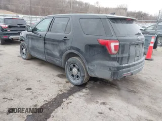 2016 Ford Police Interceptor Utility z VIN 1FM5K8AR6GGA62950, wystawiony jako IAAI lot #41521566 z przebiegiem 139 127 mil mil oraz . Historia ofert i sprzedaży dostępna na DreamBid. Obrazek 3.
