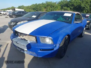 2006 Ford Mustang GT Deluxe z VIN 1ZVHT85H865217375, wystawiony jako IAAI lot #42770588 z przebiegiem Nie podano mil oraz . Historia ofert i sprzedaży dostępna na DreamBid. Obrazek 17.