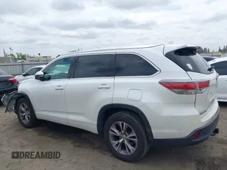 2015 Toyota Highlander XLE z VIN 5TDKKRFH0FS076120, wystawiony jako IAAI lot #42131646 z przebiegiem 117 623 mil mil oraz . Historia ofert i sprzedaży dostępna na DreamBid. Obrazek 14.