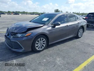 2023 Toyota Camry LE z VIN 4T1C11AK2PU080805, wystawiony jako IAAI lot #42165528 z przebiegiem 28 307 mil mil oraz . Historia ofert i sprzedaży dostępna na DreamBid. Obrazek 2.