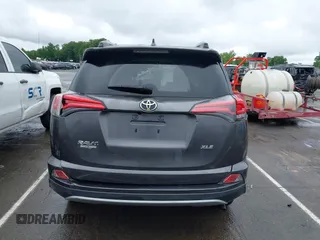 2018 Toyota RAV4 XLE z VIN JTMWFREV3JJ184752, wystawiony jako IAAI lot #42356452 z przebiegiem 79 532 mil mil oraz . Historia ofert i sprzedaży dostępna na DreamBid. Obrazek 17.