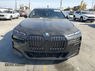 2024 BMW i7 eDrive50 z VIN WBY43EJ06RCP21065, wystawiony jako Copart lot #72276944 z przebiegiem 21 066 mil mil oraz Szkody całkowita. Historia ofert i sprzedaży dostępna na DreamBid. Obrazek 5.