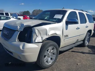 2014 GMC Yukon SLT with VIN 1GKS1CE01ER179379, listed as a IAAI auction lot 41717271 with 136,999 mi miles. Bid and sale history available at carsss.com. Image 17.