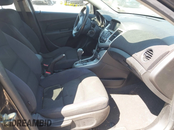 2014 Chevrolet Cruze 1LT z VIN 1G1PC5SB7E7317864, wystawiony jako IAAI lot #41914160 z przebiegiem 99 822 mil mil oraz . Historia ofert i sprzedaży dostępna na DreamBid. Obrazek 5.