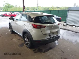 2016 Mazda CX-3 Grand Touring z VIN JM1DKBD71G0126151, wystawiony jako IAAI lot #42215837 z przebiegiem 81 349 mil mil oraz . Historia ofert i sprzedaży dostępna na DreamBid. Obrazek 3.