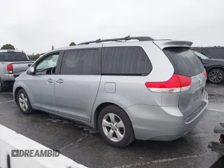 2014 Toyota Sienna LE AAS z VIN 5TDKK3DC1ES488954, wystawiony jako IAAI lot #41557423 z przebiegiem 144 031 mil mil oraz . Historia ofert i sprzedaży dostępna na DreamBid. Obrazek 14.