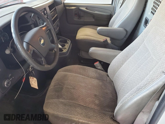 2015 Chevrolet Express Cargo z VIN 1GCWGFCF8F1270086, wystawiony jako IAAI lot #42859122 z przebiegiem 150 490 mil mil oraz . Historia ofert i sprzedaży dostępna na DreamBid. Obrazek 2.