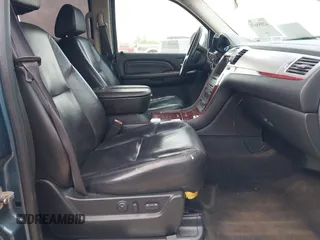 2009 Cadillac Escalade z VIN 1GYFK23249R136552, wystawiony jako IAAI lot #42055626 z przebiegiem 196 234 mil mil oraz . Historia ofert i sprzedaży dostępna na DreamBid. Obrazek 5.