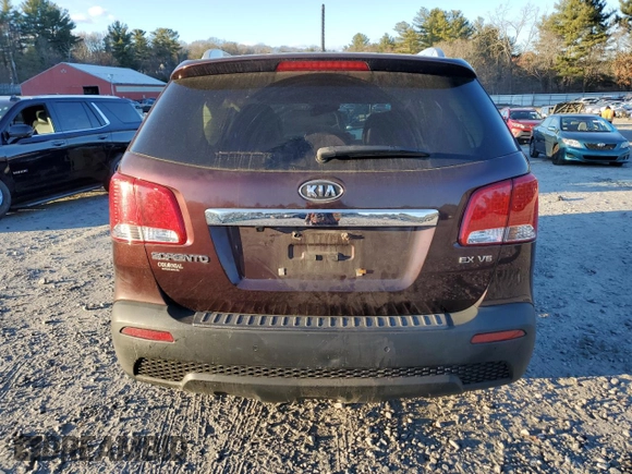 2013 Kia Sorento EX z VIN 5XYKUDA20DG335652, wystawiony jako Copart lot #82519494 z przebiegiem 107 705 mil mil oraz Czysty tytuł • Clean title. Historia ofert i sprzedaży dostępna na DreamBid. Obrazek 6.