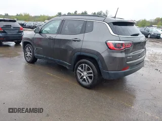 2018 Jeep Compass Latitude z VIN 3C4NJDBB5JT112368, wystawiony jako IAAI lot #42159891 z przebiegiem 81 763 mil mil oraz . Historia ofert i sprzedaży dostępna na DreamBid. Obrazek 3.