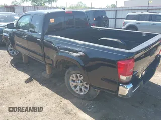 2017 Toyota Tacoma SR z VIN 5TFSX5EN4HX056886, wystawiony jako IAAI lot #42264479 z przebiegiem 97 895 mil mil oraz . Historia ofert i sprzedaży dostępna na DreamBid. Obrazek 3.