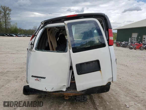 2008 Chevrolet Express Cargo z VIN 1GCFG15X581215851, wystawiony jako Copart lot #55747555 z przebiegiem Nie podano mil oraz Szkoda całkowita • Salvage title. Historia ofert i sprzedaży dostępna na DreamBid. Obrazek 6.