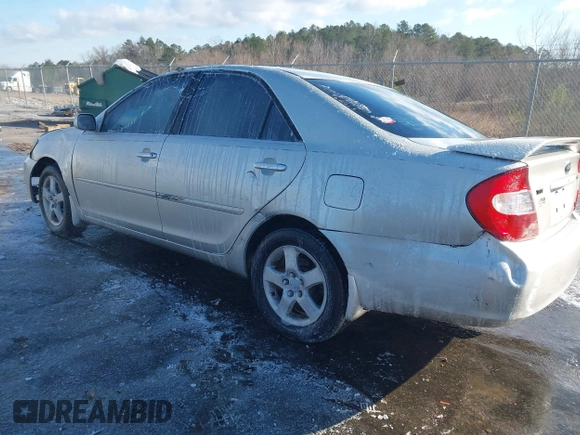 2003 Toyota Camry LE z VIN 4T1BF32K03U561492, wystawiony jako IAAI lot #41607321 z przebiegiem 171 920 mil mil oraz . Historia ofert i sprzedaży dostępna na DreamBid. Obrazek 3.