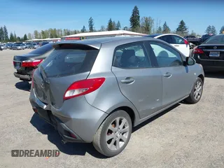 2013 Mazda 2 Touring z VIN JM1DE1LY5D0160410, wystawiony jako IAAI lot #42034986 z przebiegiem 124 791 mil mil oraz . Historia ofert i sprzedaży dostępna na DreamBid. Obrazek 4.