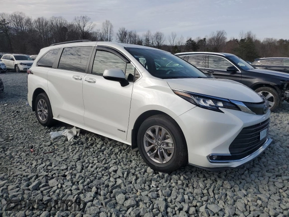 2021 Toyota Sienna XLE with VIN 5TDYSKFCXMS032595, listed as a Copart auction lot 43501975 with 97,162 mi miles and Non Repairable. Bid and sale history available at carsss.com. Image 4.
