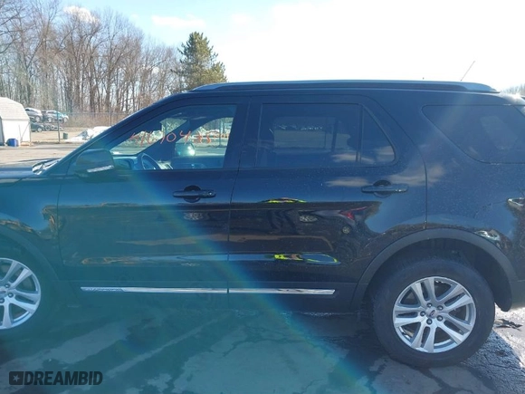 2018 Ford Explorer XLT with VIN 1FM5K8D88JGC89048, listed as a IAAI auction lot 41670425 with 97,498 mi miles. Bid and sale history available at carsss.com. Image 14.
