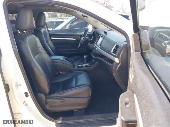 2014 Toyota Highlander XLE with VIN 5TDKKRFH3ES038170, listed as a IAAI auction lot 41740889 with 215,715 mi miles. Bid and sale history available at carsss.com. Image 5.