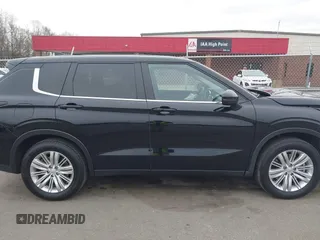 2024 Mitsubishi Outlander ES z VIN JA4J3UA89RZ031760, wystawiony jako IAAI lot #41140604 z przebiegiem 54 640 mil mil oraz . Historia ofert i sprzedaży dostępna na DreamBid. Obrazek 13.