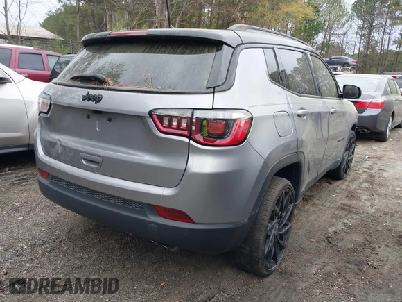 2018 Jeep Compass Latitude with VIN 3C4NJCBB0JT487272, listed as a IAAI auction lot 41955584 with 92,042 mi miles. Bid and sale history available at carsss.com. Image 4.