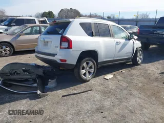 2016 Jeep Compass High Altitude z VIN 1C4NJDEB8GD685596, wystawiony jako IAAI lot #41365177 z przebiegiem Nie podano mil oraz . Historia ofert i sprzedaży dostępna na DreamBid. Obrazek 4.