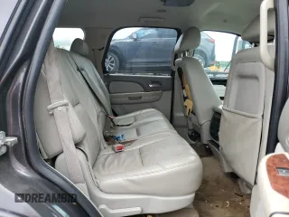 2010 Chevrolet Tahoe LT z VIN 1GNUKBE04AR119674, wystawiony jako Copart lot #58498755 z przebiegiem 226 149 mil mil oraz Czysty tytuł • Clean title. Historia ofert i sprzedaży dostępna na DreamBid. Obrazek 11.