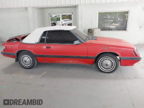 1986 Ford Mustang z VIN 1FABP2738GF131495, wystawiony jako IAAI lot #42437401 z przebiegiem 6 322 mil mil oraz . Historia ofert i sprzedaży dostępna na DreamBid. Obrazek 13.