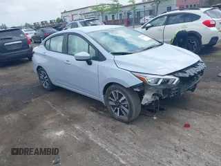 2024 Nissan Versa SV z VIN 3N1CN8EV1RL877066, wystawiony jako IAAI lot #42263312 z przebiegiem 6 081 mil mil oraz . Historia ofert i sprzedaży dostępna na DreamBid. Obrazek 1.