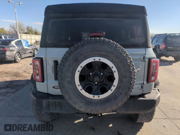 2021 Ford Bronco z VIN 1FMDE5DH7MLA94152, wystawiony jako Copart lot #53561445 z przebiegiem 35 965 mil mil oraz Szkoda całkowita • Salvage title. Historia ofert i sprzedaży dostępna na DreamBid. Obrazek 6.