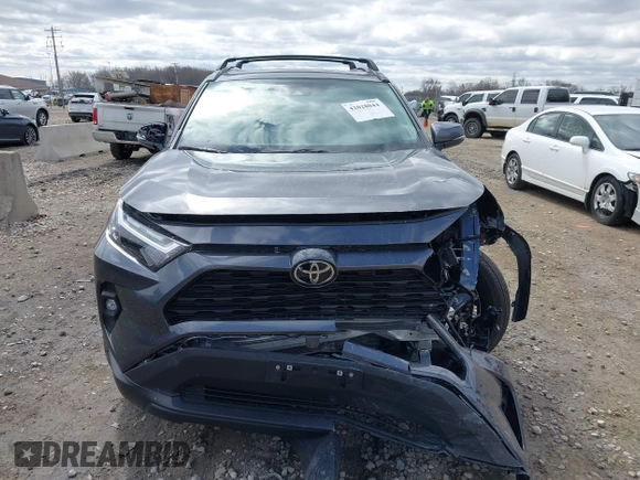 2025 Toyota RAV4 XLE Premium z VIN 2T3A1RFV2SC494497, wystawiony jako IAAI lot #42028044 z przebiegiem 7 773 mil mil oraz . Historia ofert i sprzedaży dostępna na DreamBid. Obrazek 12.