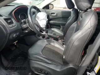 2018 Jeep Compass Trailhawk z VIN 3C4NJDDB4JT147867, wystawiony jako Copart lot #55981295 z przebiegiem 107 718 mil mil oraz Szkoda całkowita • Salvage title. Historia ofert i sprzedaży dostępna na DreamBid. Obrazek 7.