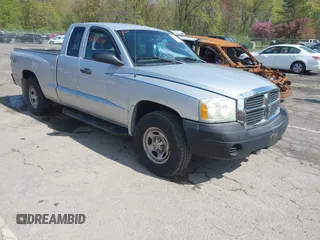 2005 Dodge Dakota ST with VIN 1D7HW22K35S129167, listed as a IAAI auction lot 42190094 with 121,215 mi miles. Bid and sale history available at carsss.com. Image 1.