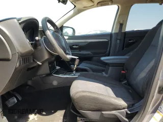 2018 Mitsubishi Outlander ES z VIN JA4AD2A39JJ001778, wystawiony jako Copart lot #52923235 z przebiegiem 136 549 mil mil oraz Szkody całkowita. Historia ofert i sprzedaży dostępna na DreamBid. Obrazek 7.