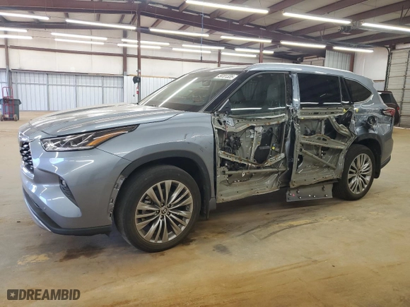 2022 Toyota Highlander Platinum with VIN 5TDFZRBH5NS255058, listed as a Copart auction lot 49701335 with 22,770 mi miles and Salvage Title. Bid and sale history available at carsss.com. Image 1.