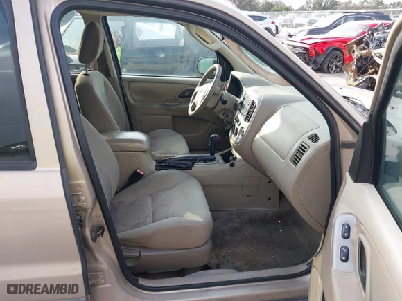 2007 Ford Escape XLT with VIN 1FMYU03157KB25095, listed as a IAAI auction lot 41501314 with 131,738 mi miles. Bid and sale history available at carsss.com. Image 5.