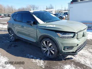 2021 Volvo XC40 with VIN YV4ED3UR4M2525090, listed as a IAAI auction lot 41400975 with 32,992 mi miles and . Bid and sale history available at carsss.com. Image 1.