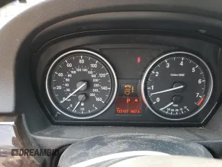 2007 BMW 3 Series 328i z VIN WBAVS13587FX15951, wystawiony jako Copart lot #61457175 z przebiegiem 153 167 mil mil oraz Czysty tytuł • Clean title. Historia ofert i sprzedaży dostępna na DreamBid. Obrazek 9.