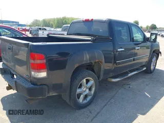 2008 GMC Sierra Denali z VIN 2GTEK638881272803, wystawiony jako IAAI lot #42269401 z przebiegiem 239 033 mil mil oraz . Historia ofert i sprzedaży dostępna na DreamBid. Obrazek 4.