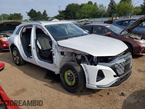 2024 Audi Q8 e-tron Premium z VIN WA14AAGE2RB015813, wystawiony jako Copart lot #61265424 z przebiegiem 1 315 mil mil oraz Szkoda całkowita • Salvage title. Historia ofert i sprzedaży dostępna na DreamBid. Obrazek 4.