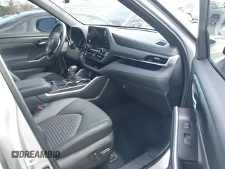 2024 Toyota Highlander LE z VIN 5TDKDRBH3RS531904, wystawiony jako IAAI lot #40509853 z przebiegiem 12 408 mil mil oraz . Historia ofert i sprzedaży dostępna na DreamBid. Obrazek 5.