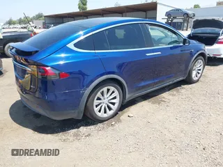 2017 Tesla Model X 90D z VIN 5YJXCBE24HF044656, wystawiony jako IAAI lot #40054420 z przebiegiem 137 621 mil mil oraz . Historia ofert i sprzedaży dostępna na DreamBid. Obrazek 4.
