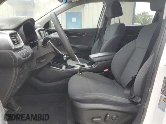 2019 Kia Sorento LX z VIN 5XYPG4A55KG491450, wystawiony jako Copart lot #53295675 z przebiegiem 83 042 mil mil oraz Nie do naprawy • Non repairable. Historia ofert i sprzedaży dostępna na DreamBid. Obrazek 7.