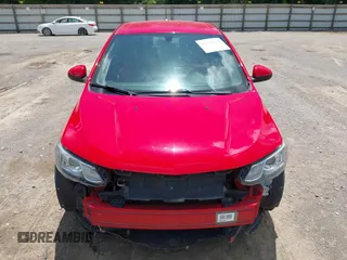 2018 Chevrolet Sonic LT z VIN 1G1JD6SH6J4120998, wystawiony jako IAAI lot #42270614 z przebiegiem 56 587 mil mil oraz . Historia ofert i sprzedaży dostępna na DreamBid. Obrazek 12.