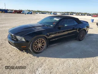 2012 Ford Mustang GT z VIN 1ZVBP8FF6C5227633, wystawiony jako Copart lot #82675984 z przebiegiem 83 672 mil mil oraz Szkoda całkowita • Salvage title. Historia ofert i sprzedaży dostępna na DreamBid. Obrazek 1.